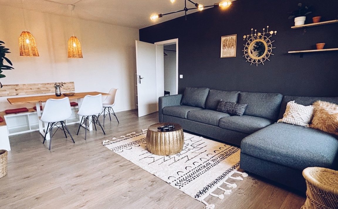 großzügiges Wohnzimmer